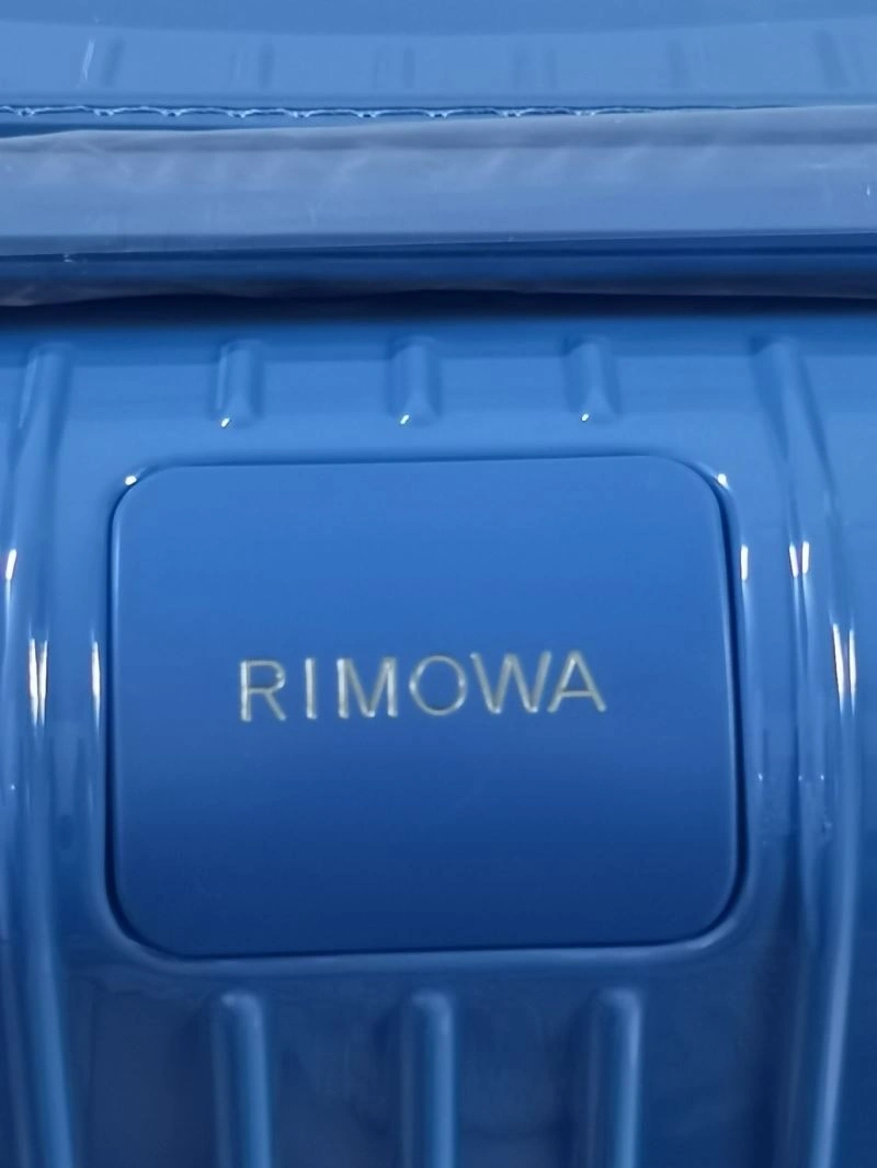 Lightweight Rimowa Suitcase 69356