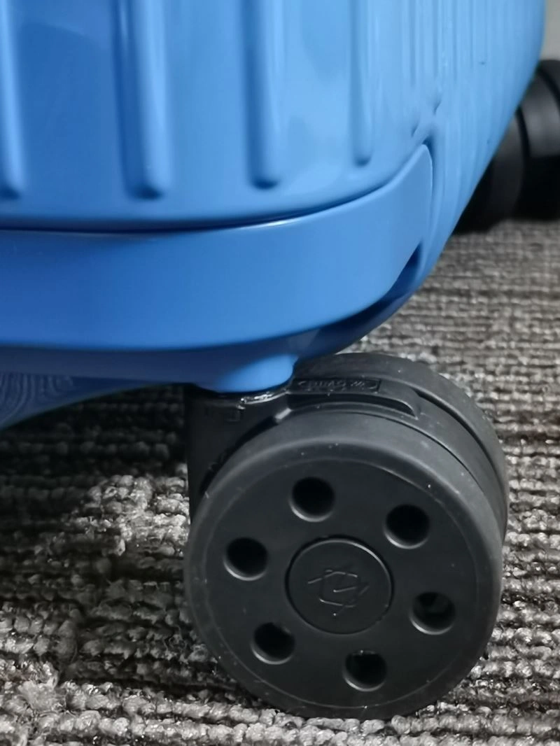 Lightweight Rimowa Suitcase 69356