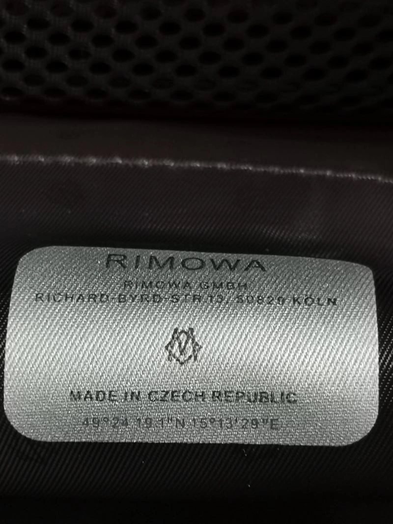 Lightweight Rimowa Suitcase 69356