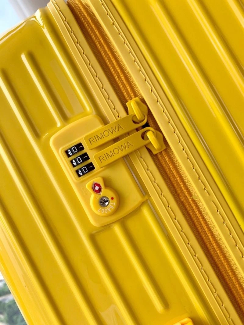 Elegant Rimowa Suitcase 69394