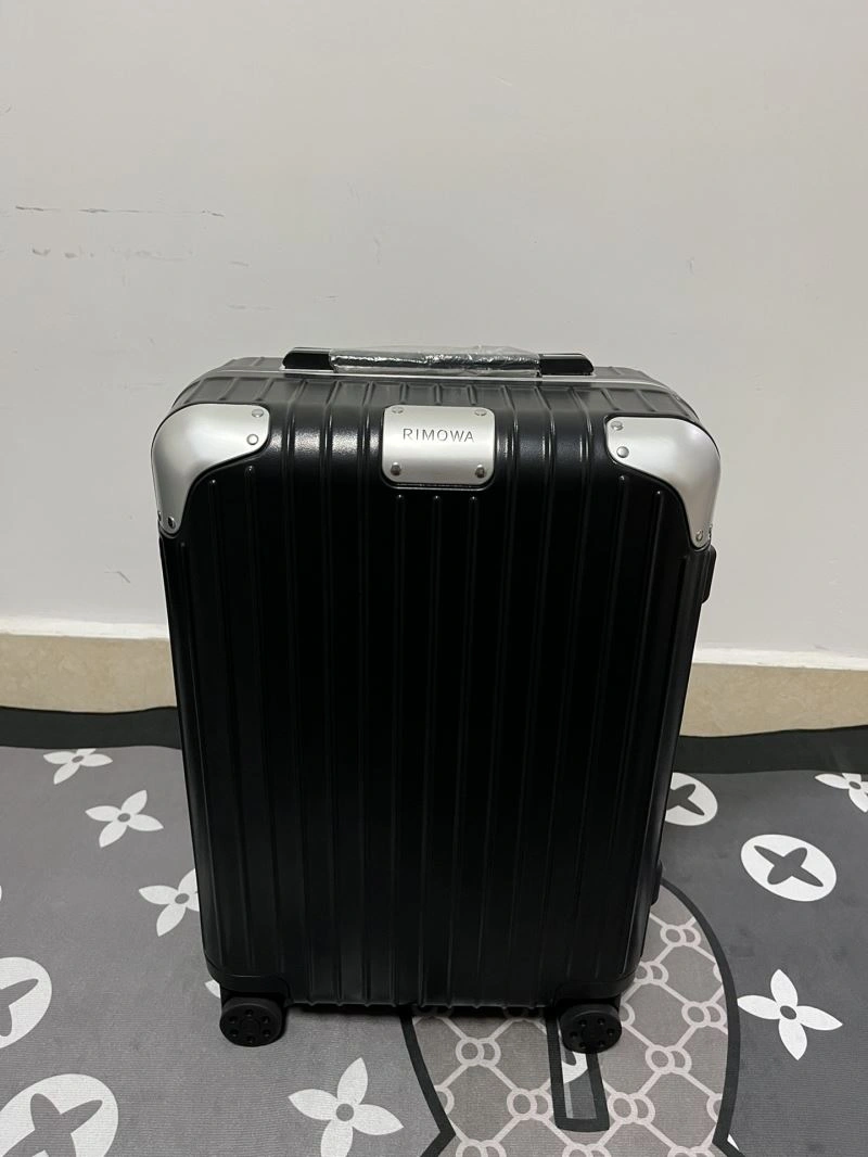 Sporty Rimowa Suitcase 69321