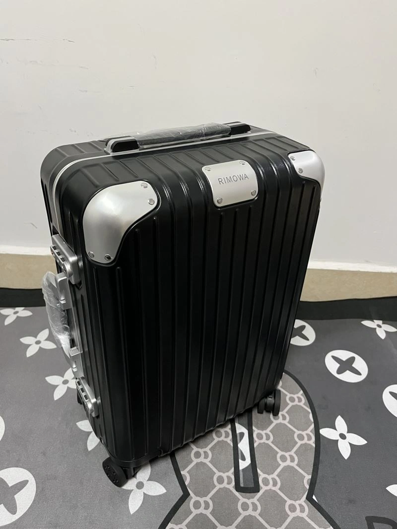 Sporty Rimowa Suitcase 69321
