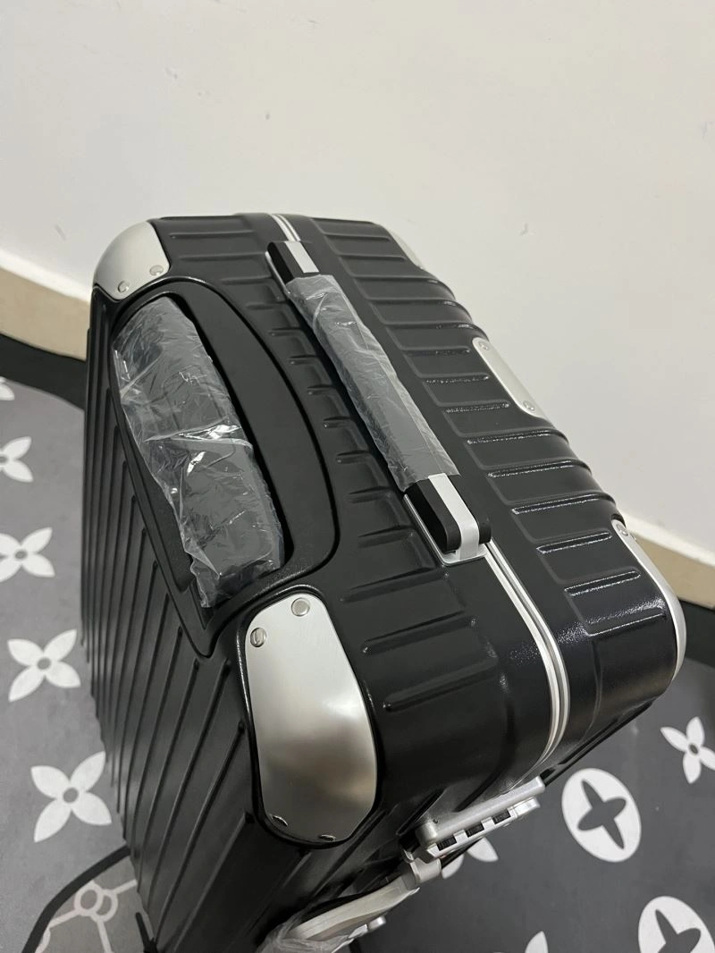 Sporty Rimowa Suitcase 69321