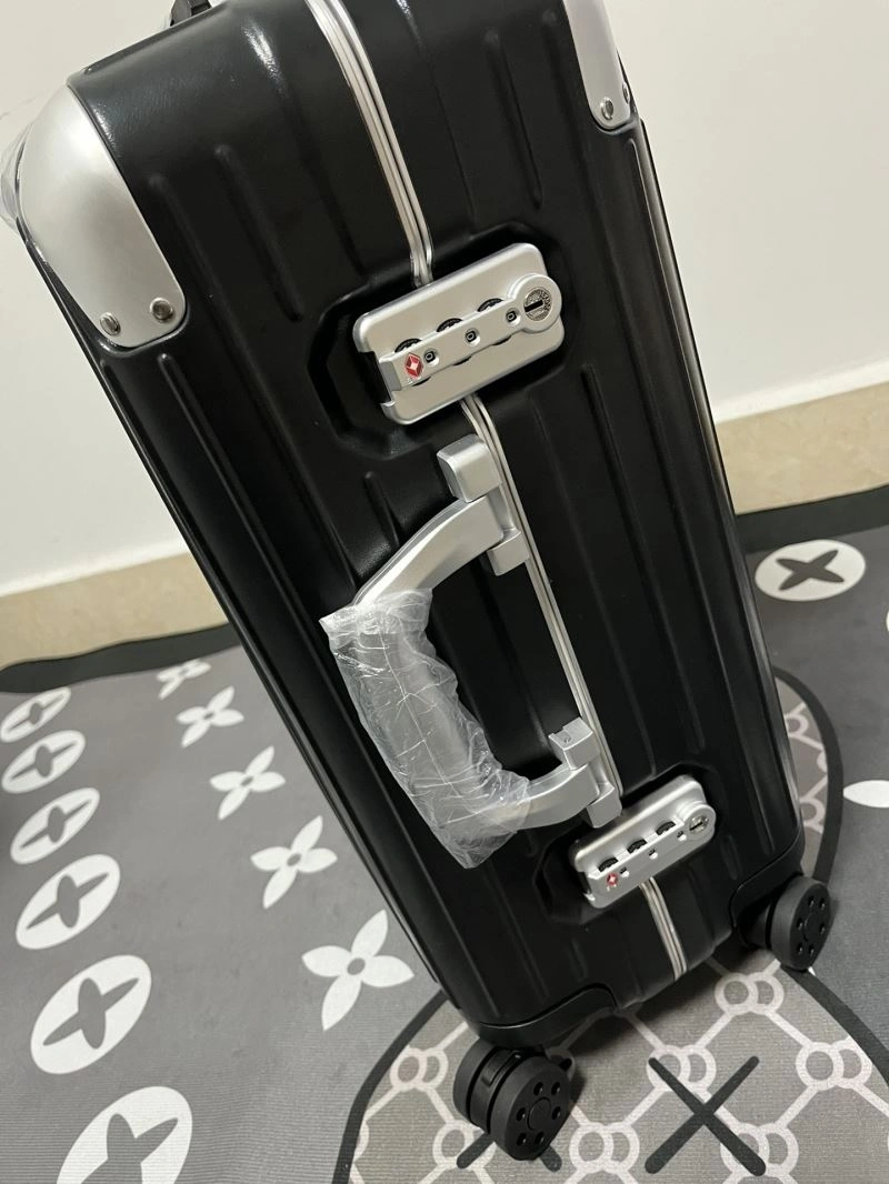 Sporty Rimowa Suitcase 69321