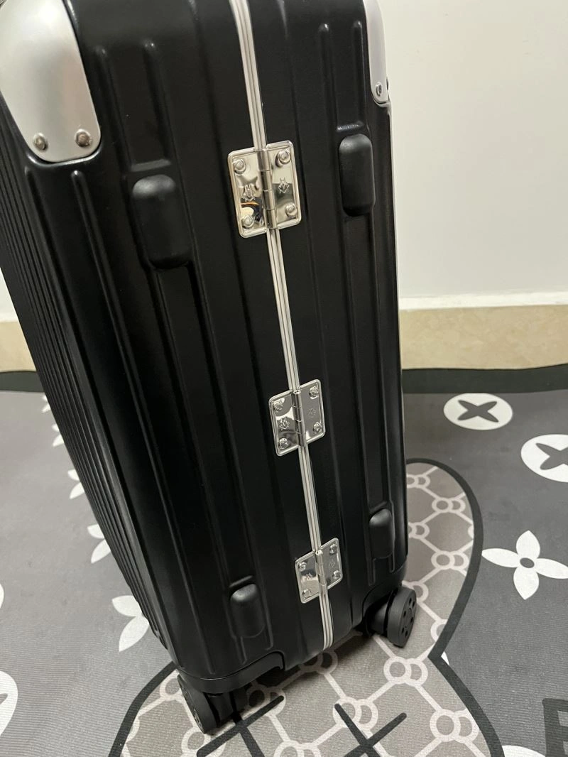 Sporty Rimowa Suitcase 69321