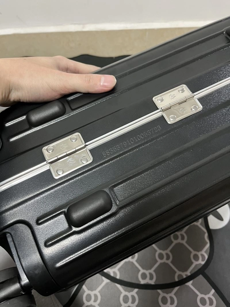 Sporty Rimowa Suitcase 69321