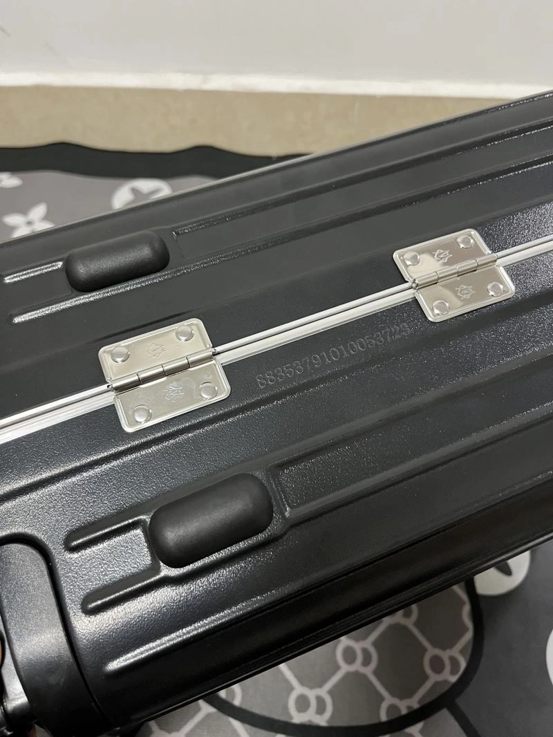 Sporty Rimowa Suitcase 69321