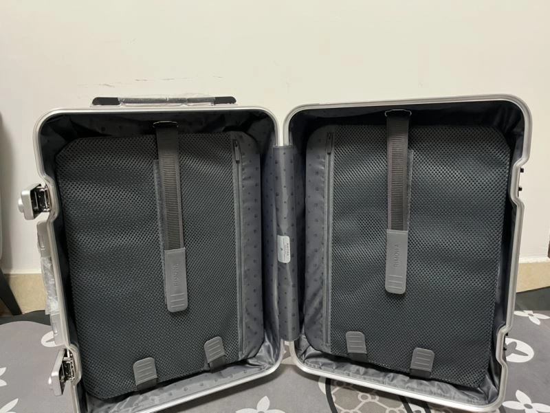 Sporty Rimowa Suitcase 69321