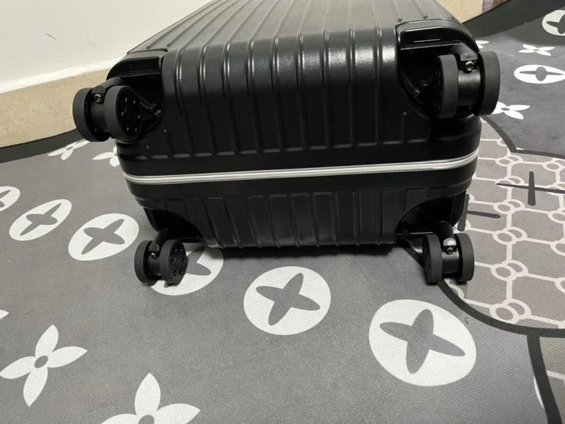 Sporty Rimowa Suitcase 69321