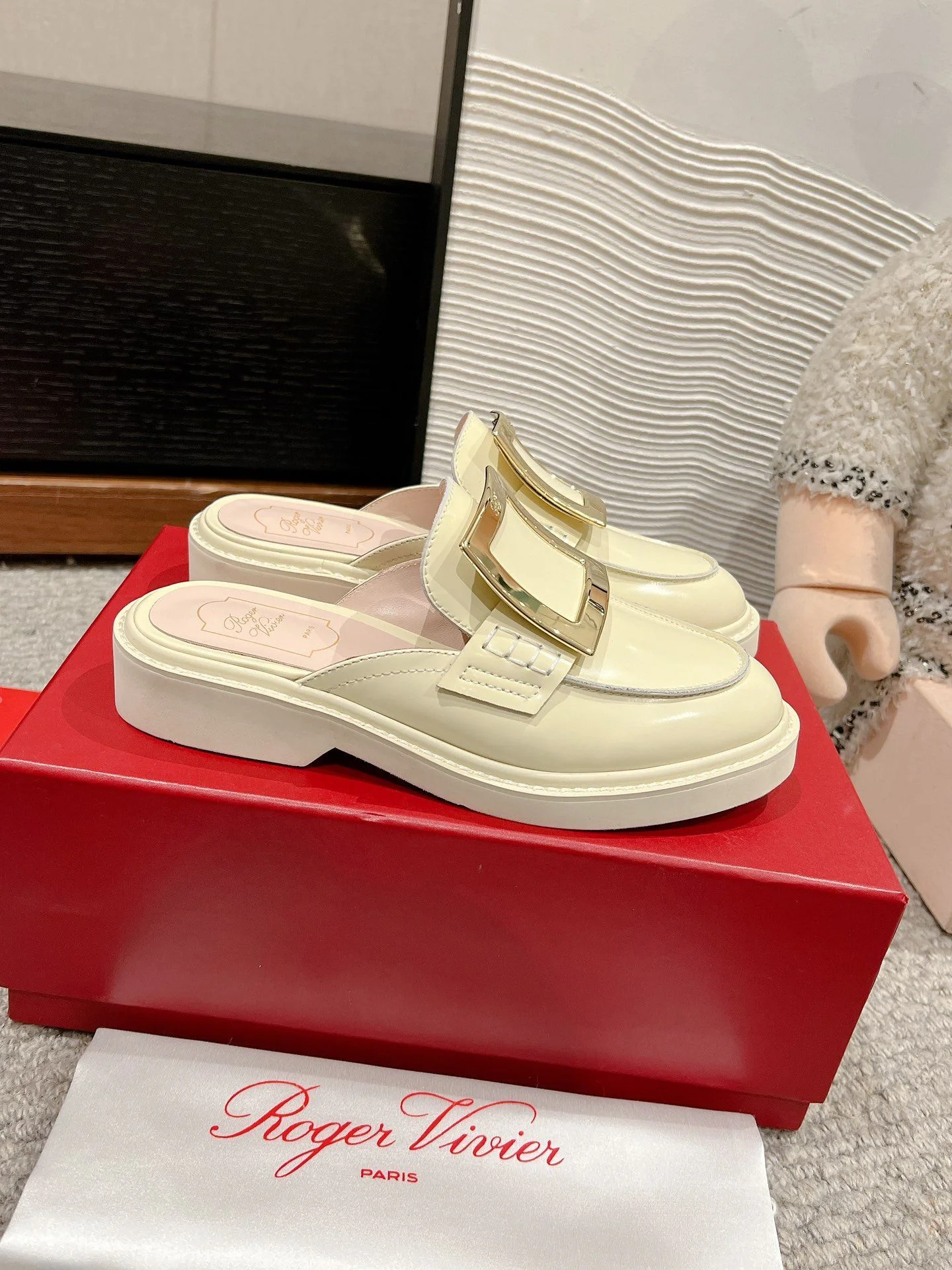 Minimalist Roger Vivier Sandals 5866