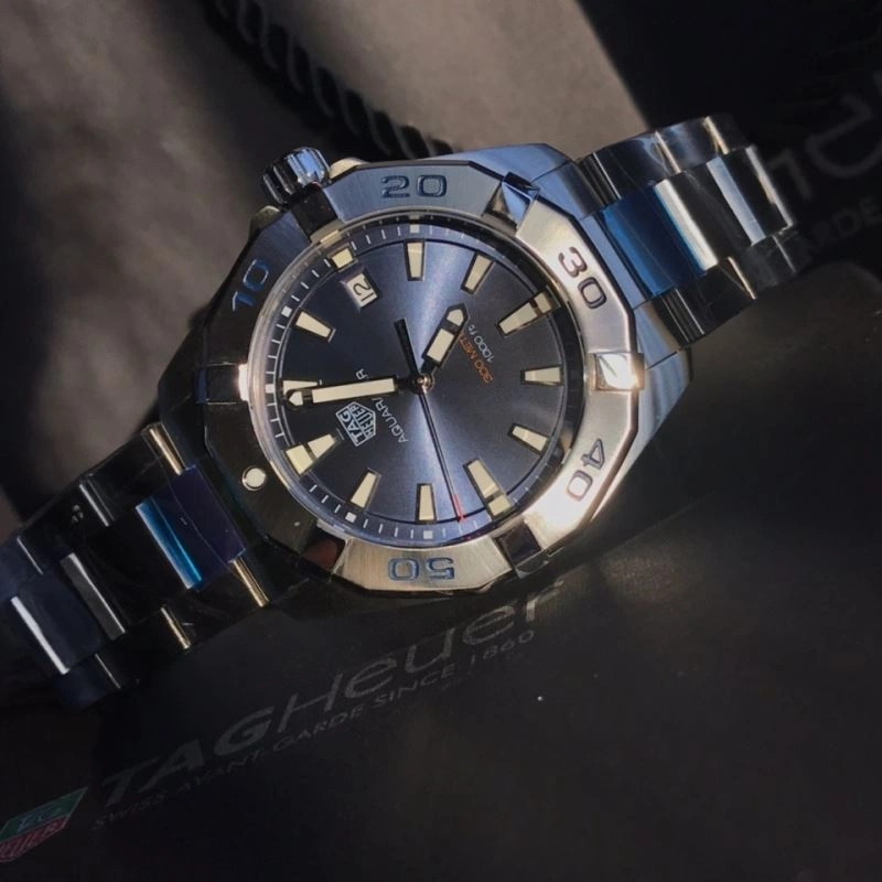 Sporty TAG HEUER Watches 203060