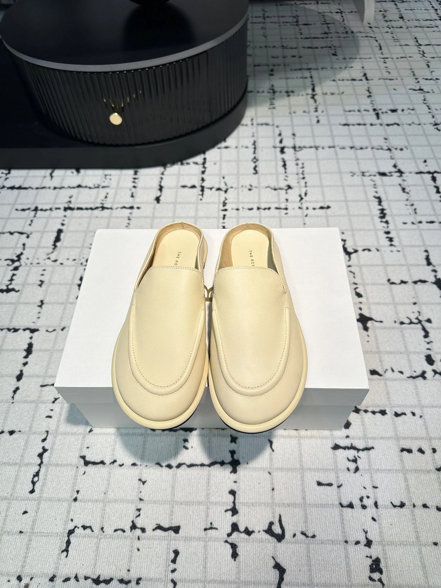 WellDesigned The Row Sandals 7252