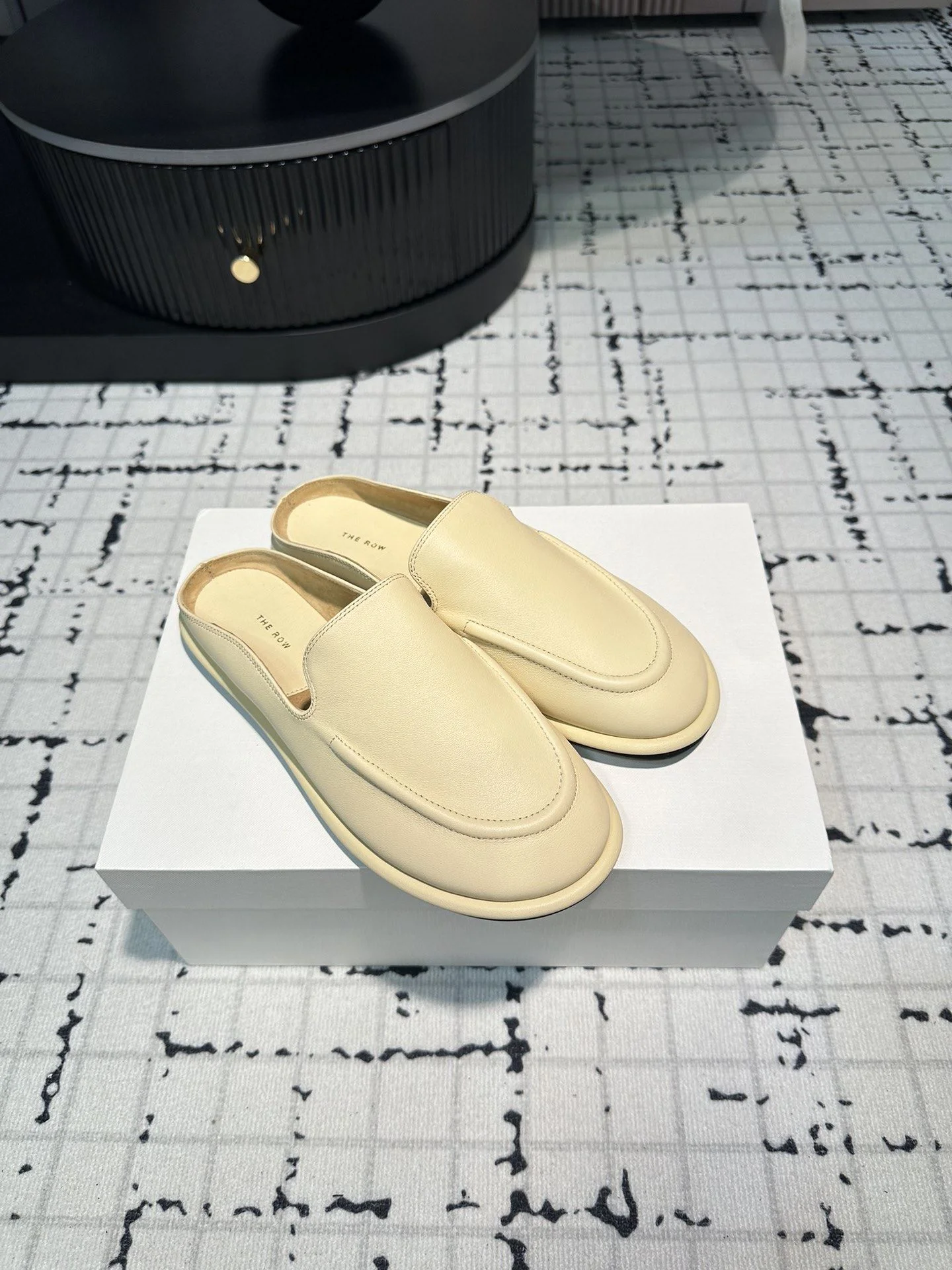 WellDesigned The Row Sandals 7252