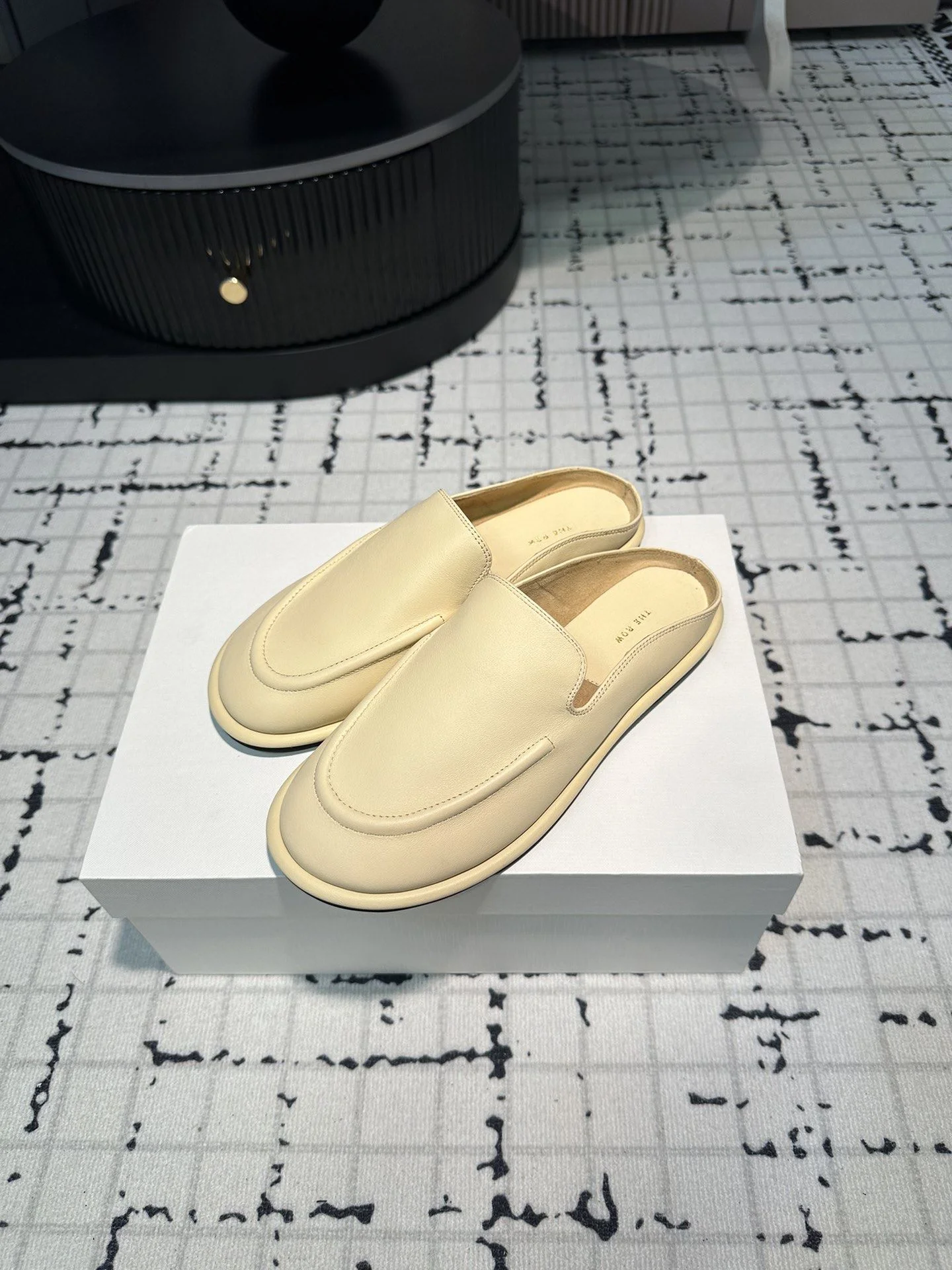 WellDesigned The Row Sandals 7252