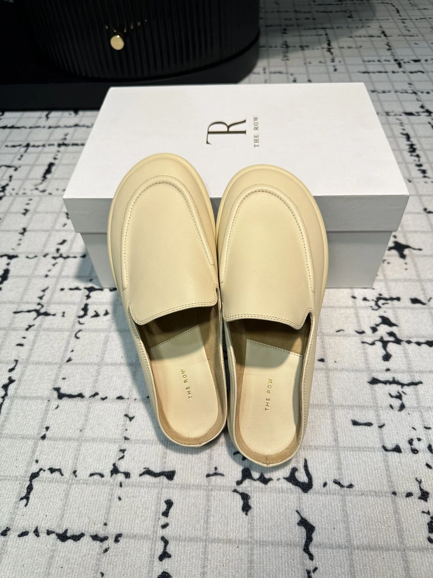 WellDesigned The Row Sandals 7252