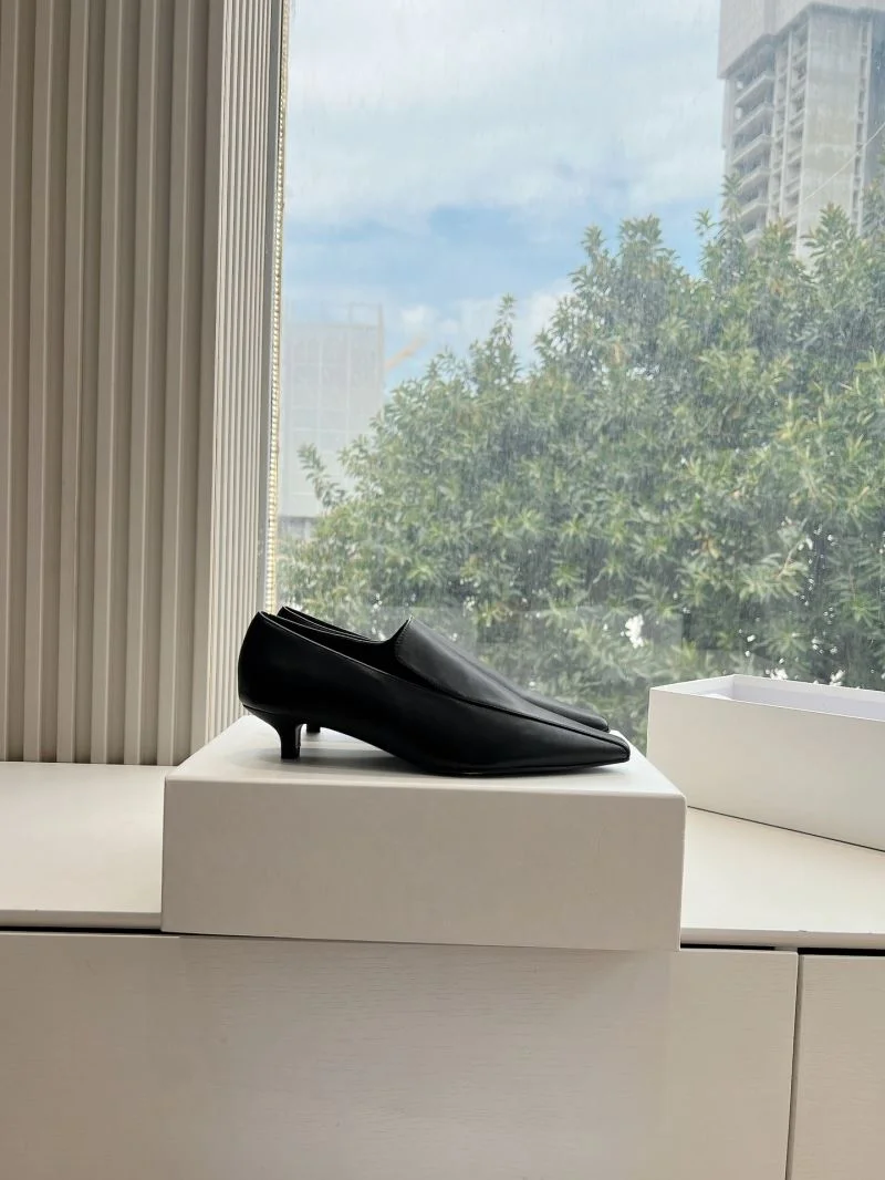 The Row Shoes UrbanStyle 8812