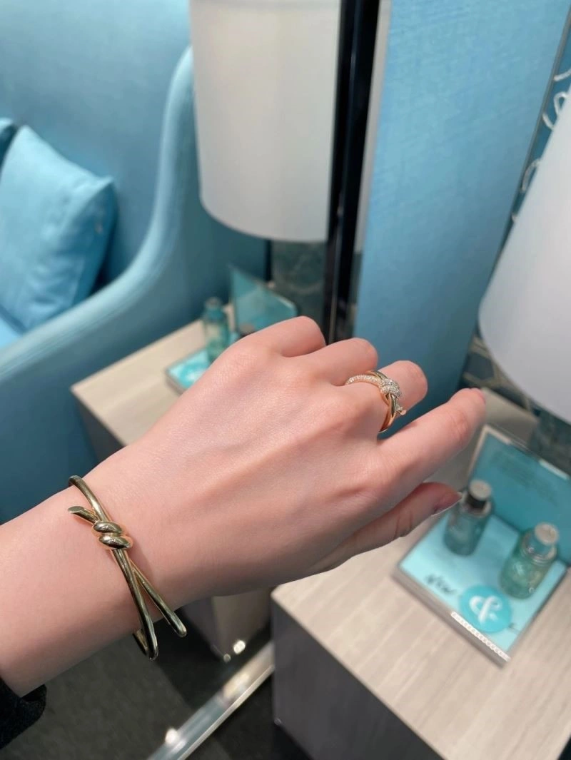 Compact Tiffany Bracelets 252751
