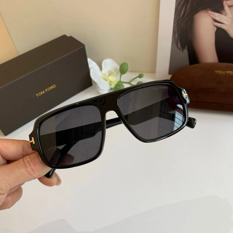 Trendsetting Tom Ford Sunglasses 282307