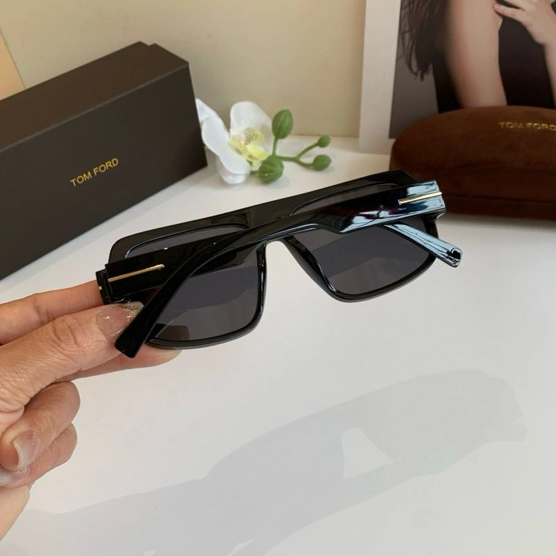 Trendsetting Tom Ford Sunglasses 282307