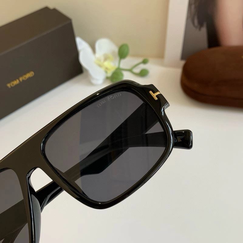 Trendsetting Tom Ford Sunglasses 282307