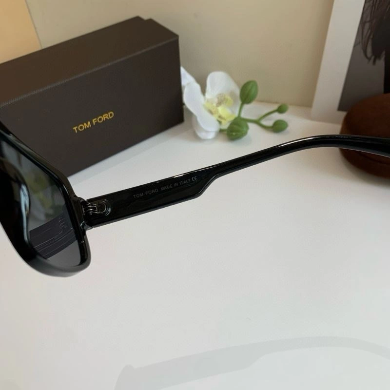 Trendsetting Tom Ford Sunglasses 282307