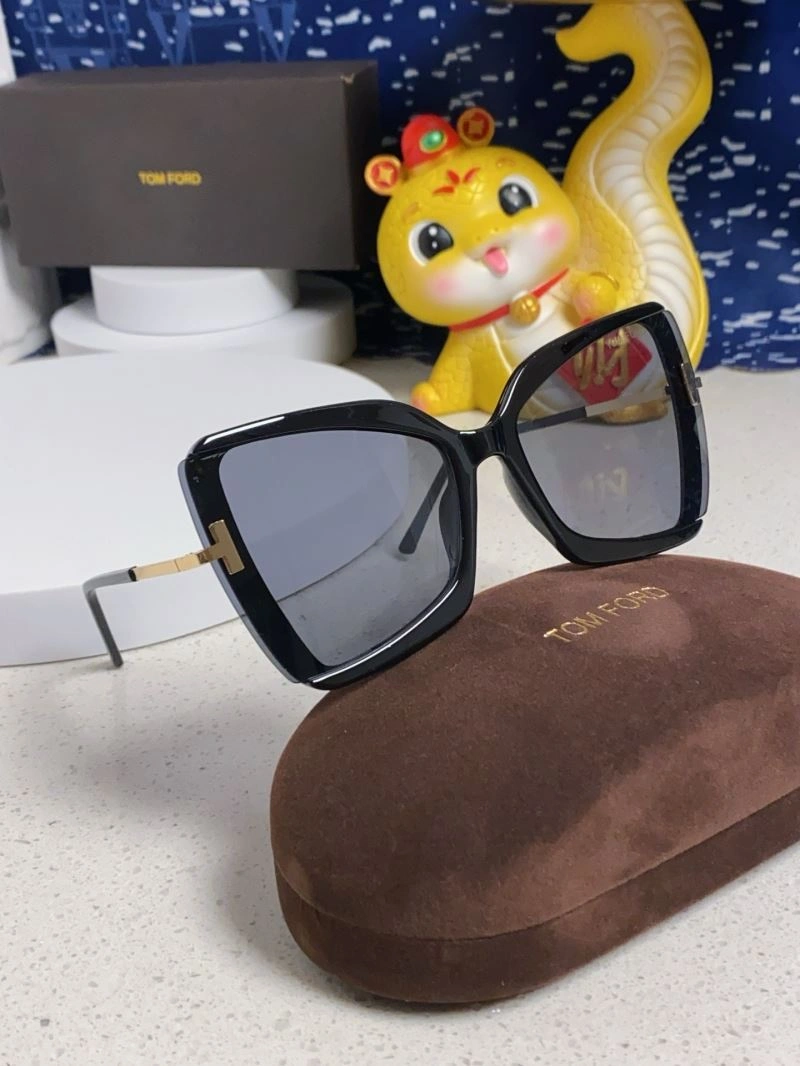 Snug Tom Ford Sunglasses 282354