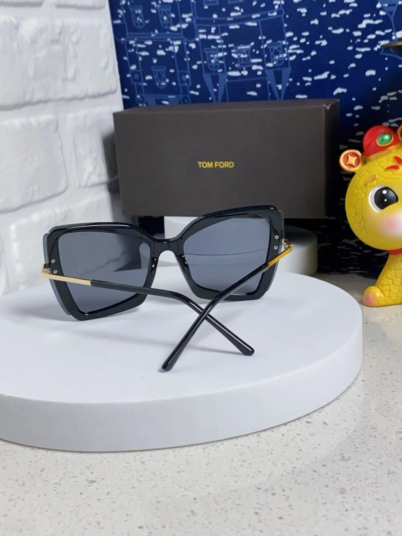 Snug Tom Ford Sunglasses 282354