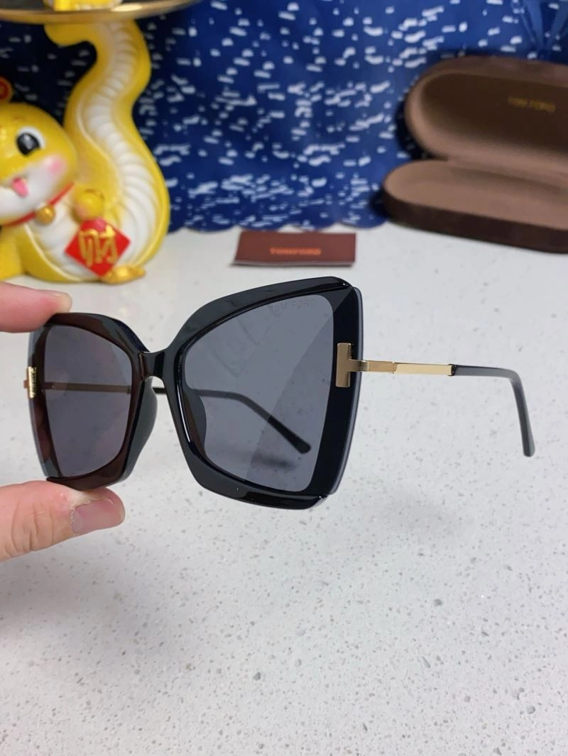 Snug Tom Ford Sunglasses 282354