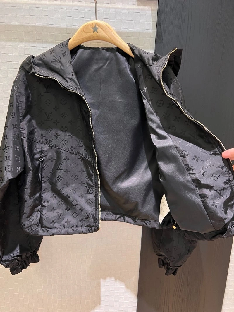 Contemporary Unclassified Brand Outwear 147543
