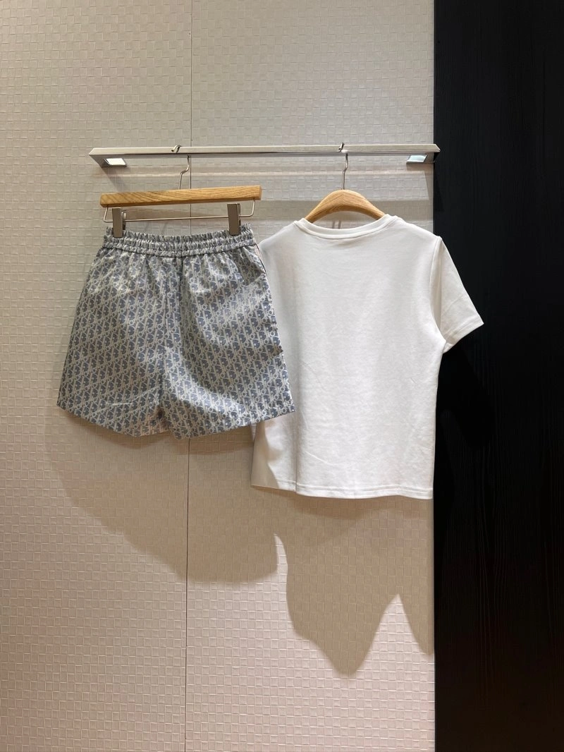 Vibrant Unclassified Brand Short Suits 147344
