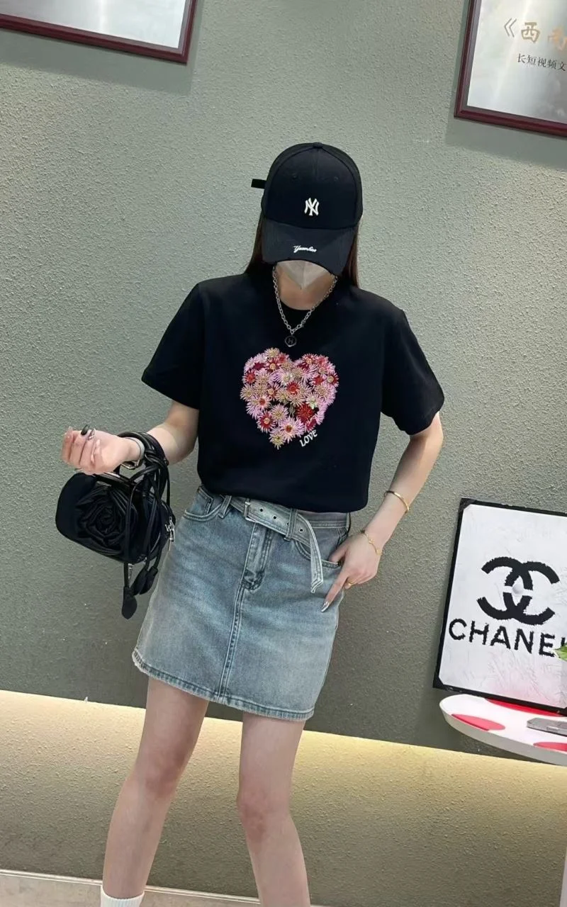 Minimalist Unclassified Brand T-Shirts 163956