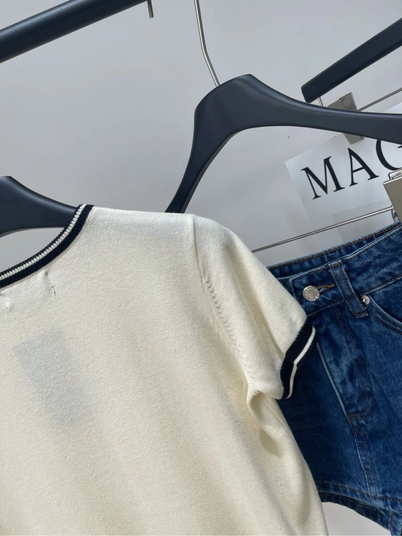 Versatile Unclassified Brand T-Shirts 147153