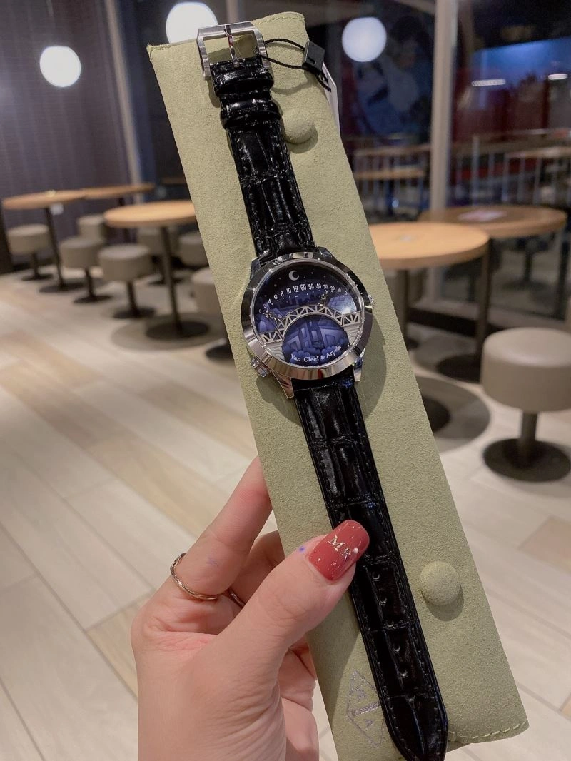 Versatile VAN CLEEF ARPELS Watches 206846