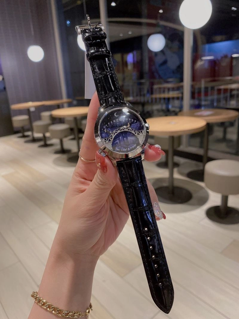 Versatile VAN CLEEF ARPELS Watches 206846