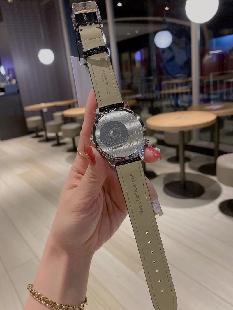 Versatile VAN CLEEF ARPELS Watches 206846