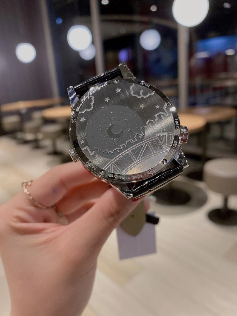 Versatile VAN CLEEF ARPELS Watches 206846