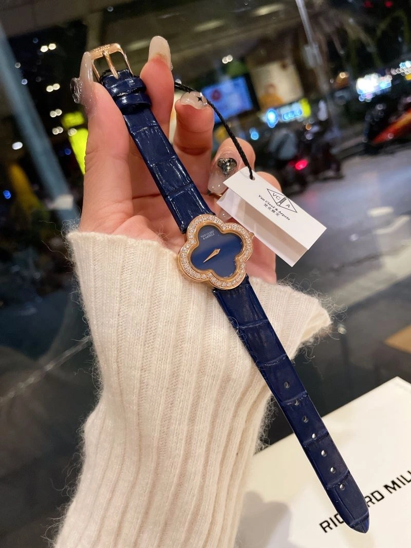 Snug VAN CLEEF ARPELS Watches 206840