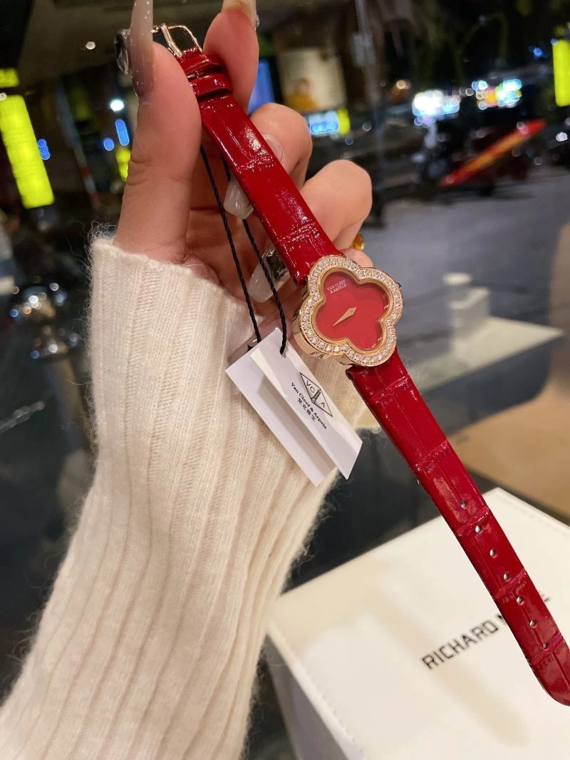 Snug VAN CLEEF ARPELS Watches 206840