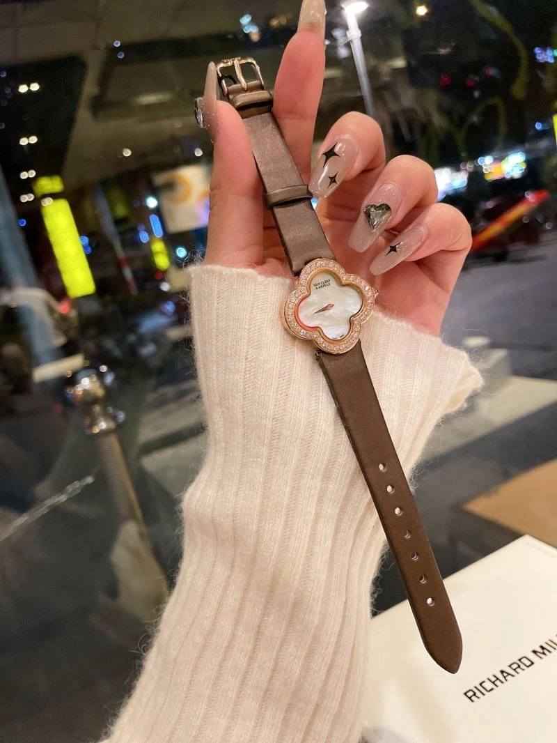 Snug VAN CLEEF ARPELS Watches 206840