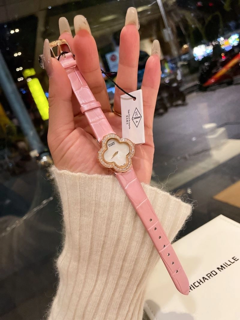 Snug VAN CLEEF ARPELS Watches 206840