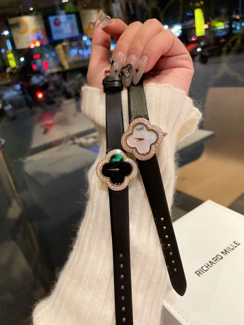 Snug VAN CLEEF ARPELS Watches 206840