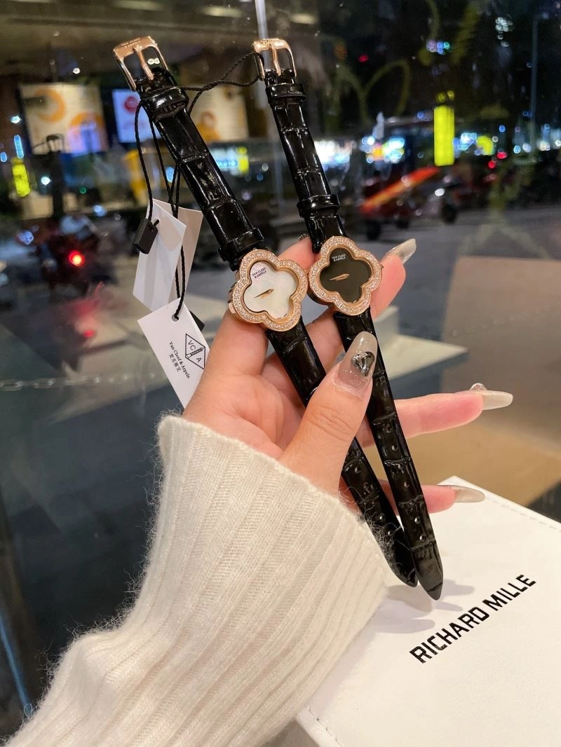 Snug VAN CLEEF ARPELS Watches 206840