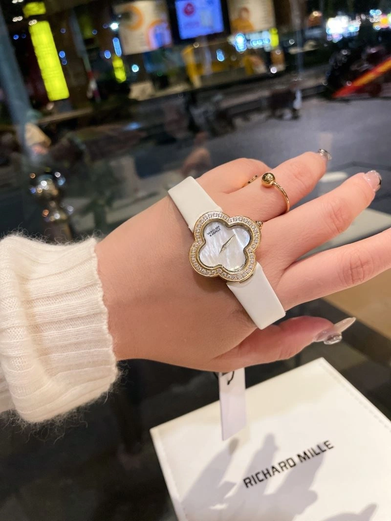 VAN CLEEF ARPELS Watches Youthful 206842