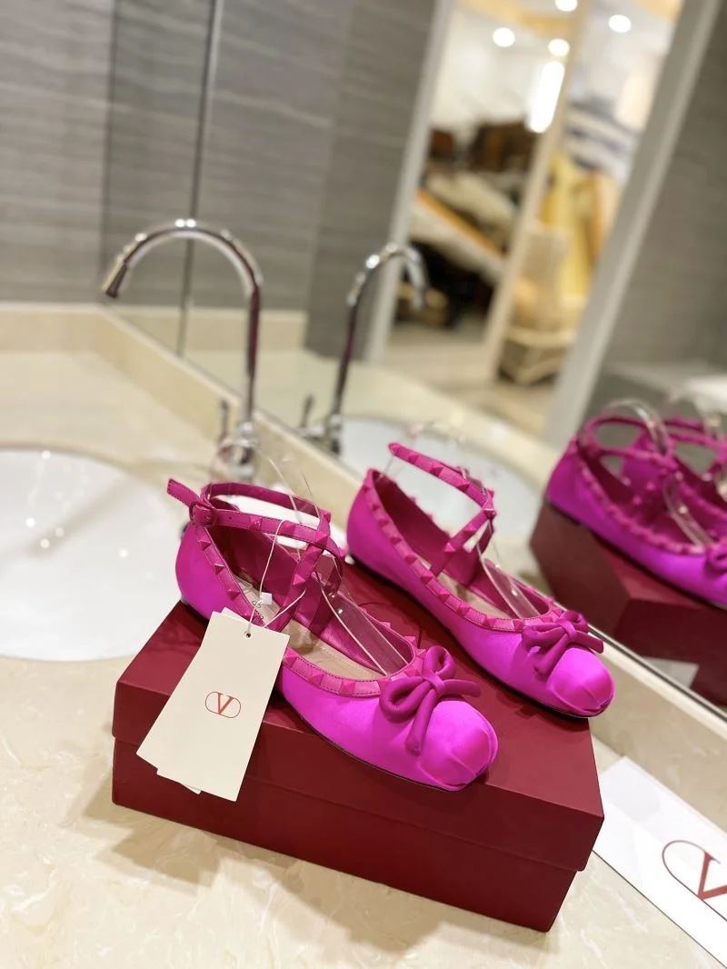 Sleek Valentino Flat Shoes 36772