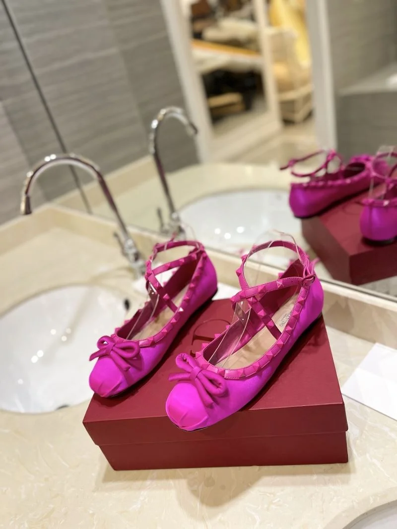 Sleek Valentino Flat Shoes 36772