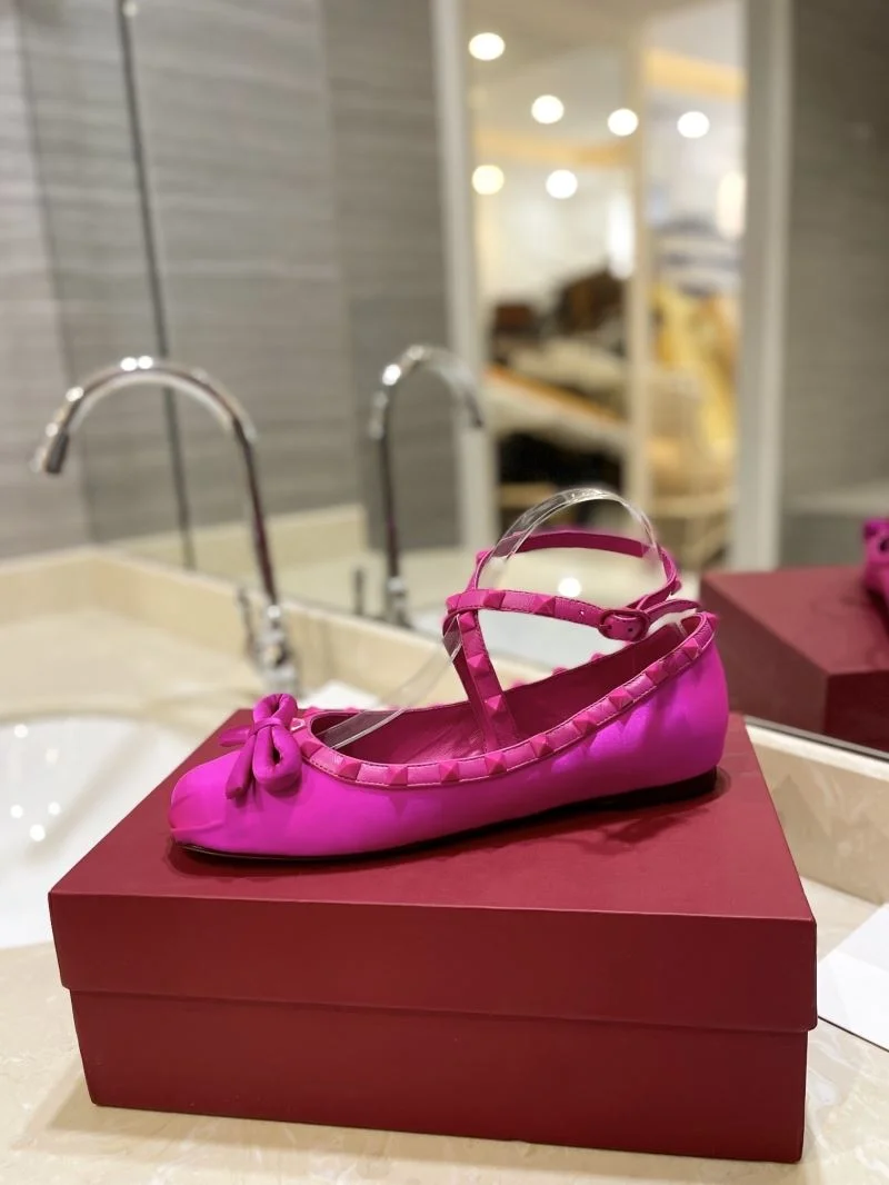 Sleek Valentino Flat Shoes 36772