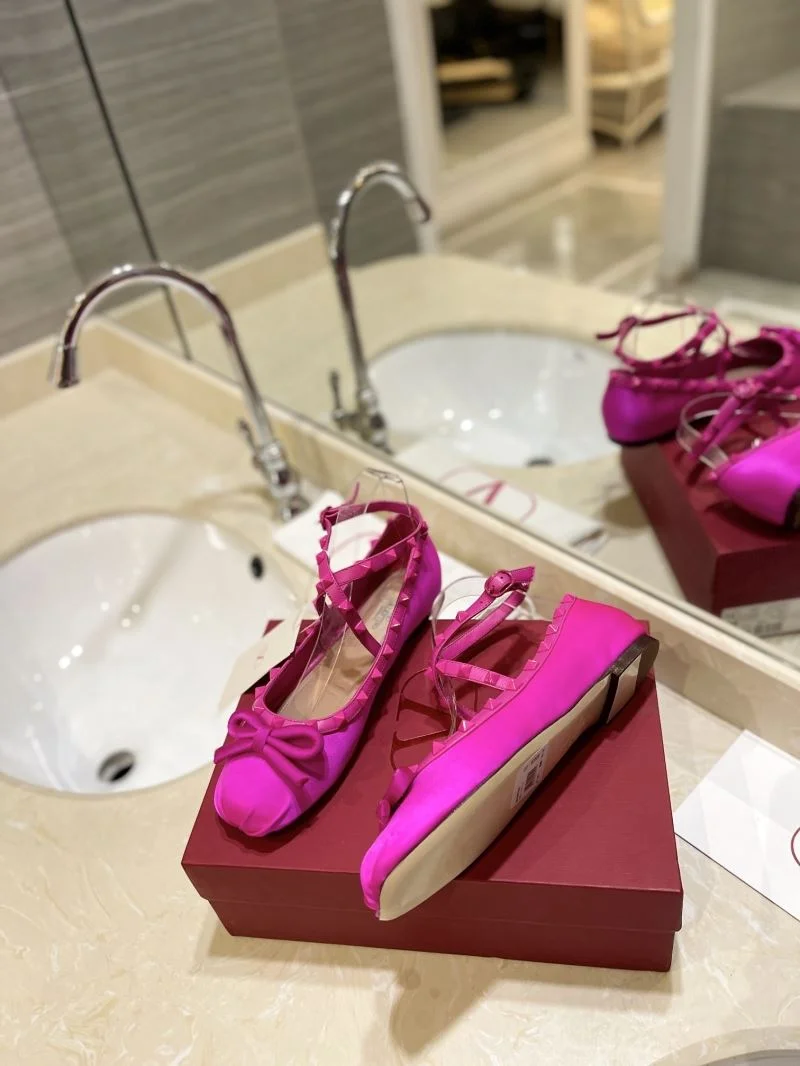 Sleek Valentino Flat Shoes 36772