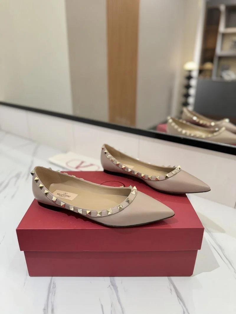 Fashionable Valentino Flat Shoes 36474