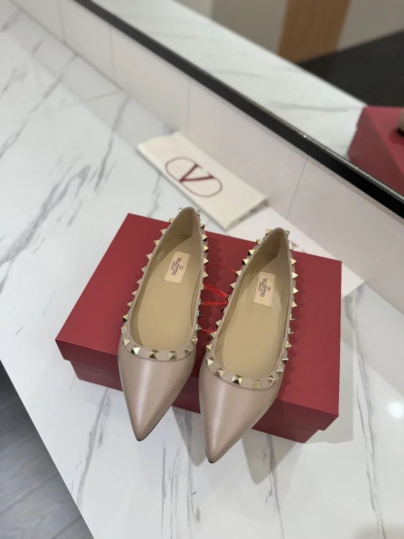 Fashionable Valentino Flat Shoes 36474