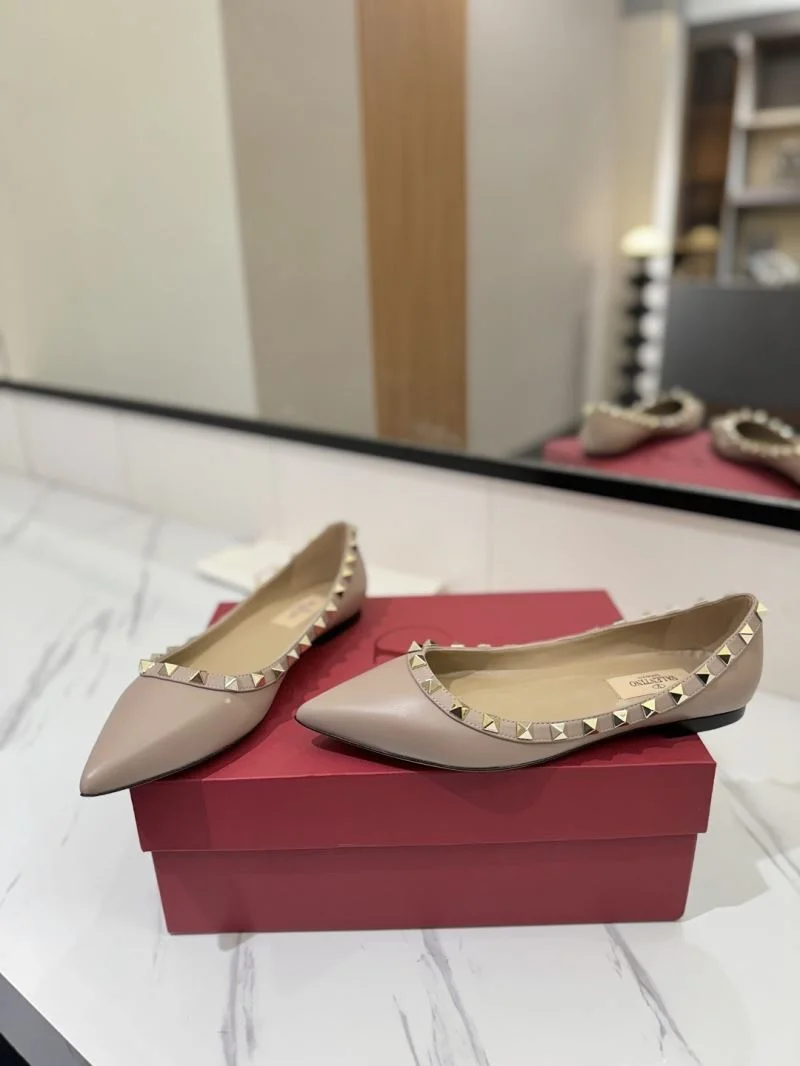 Fashionable Valentino Flat Shoes 36474